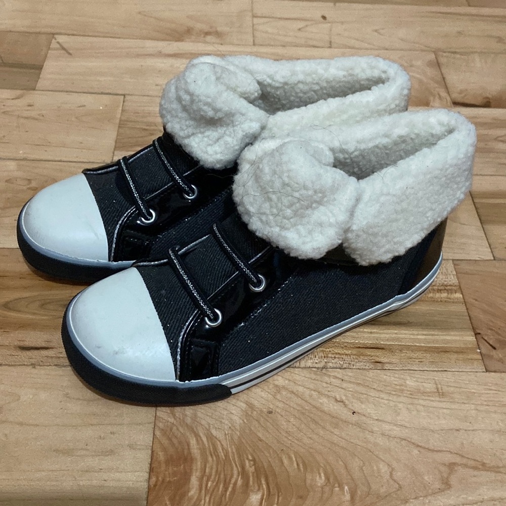 Black fluffy shoes